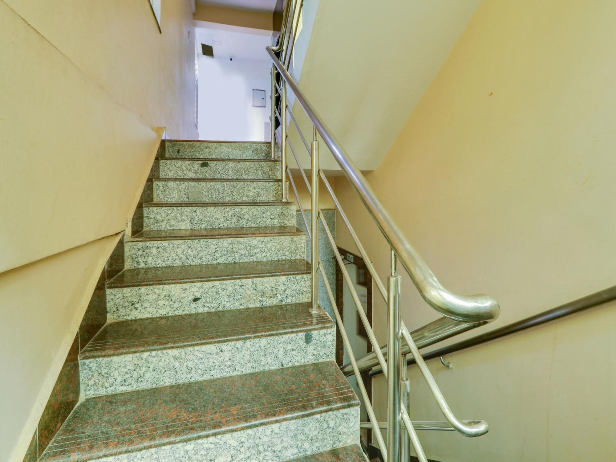 Super Townhouse Qualia Prime Hotel Near Nexus Mall حيدر أباد المظهر الخارجي الصورة